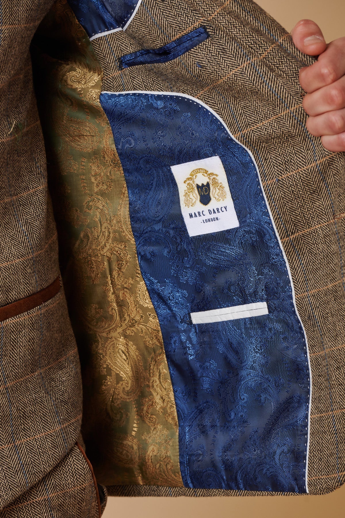 Pánský třídílný tvídový oblek s rybí kostí, hnědý kostkovaný vzor, padnoucí střih, dvojitý klasický střih