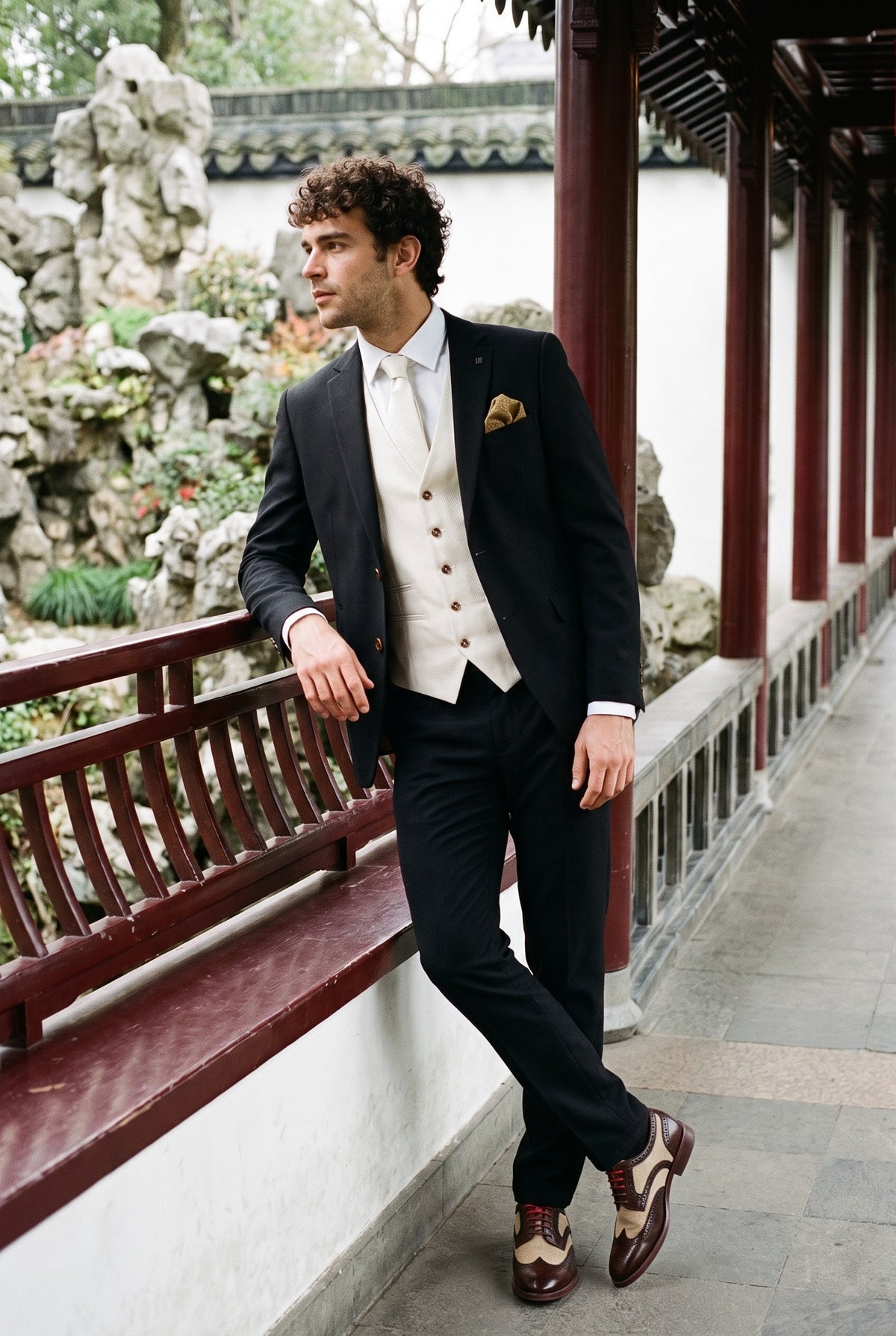 Look #1005 styled with Mayfair - Pánský třídílný černý oblek s krémovou vestou