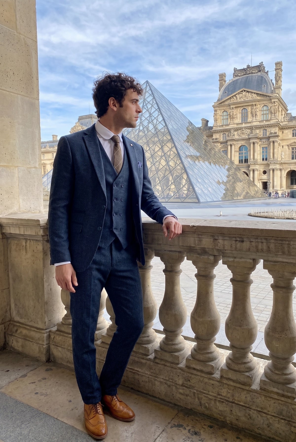 Look #380 styled with Pánský třídílný oblek v tmavě modré barvě s dvouřadou vestou