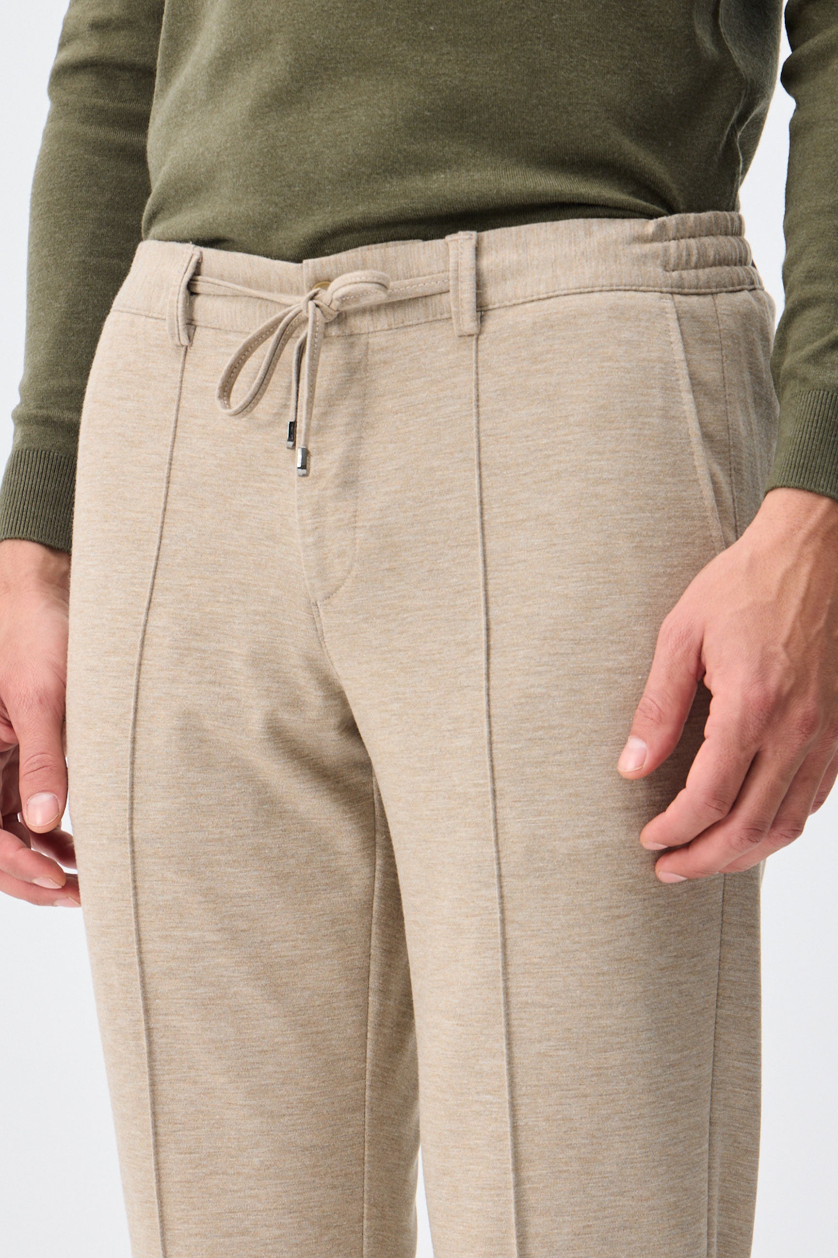 Pánské taupe ovesné béžové elegantní kalhoty se stahovací šňůrkou, zúžený střih