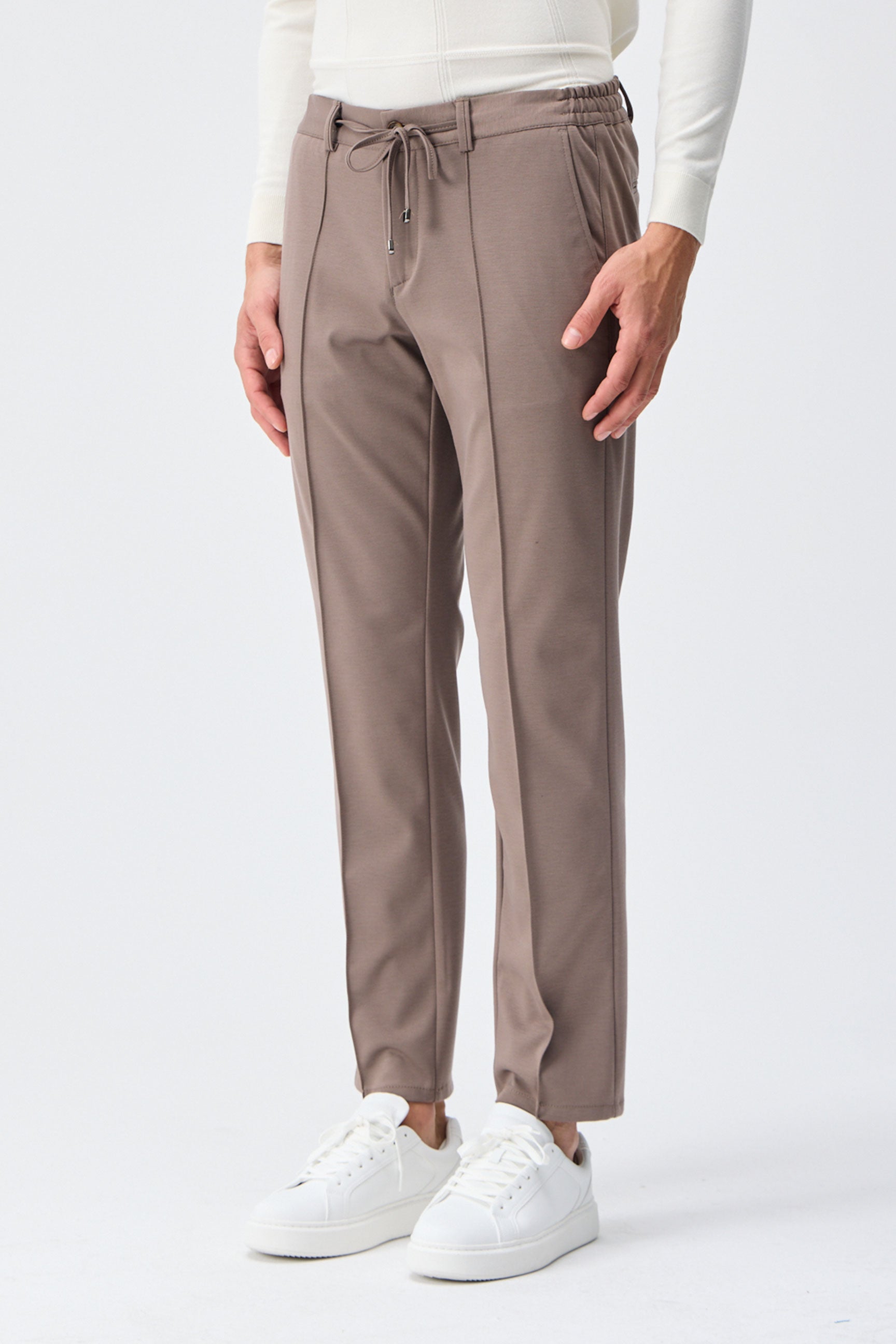 Pánské taupe hnědé elegantní kalhoty se stahovací šňůrkou, zúžený střih