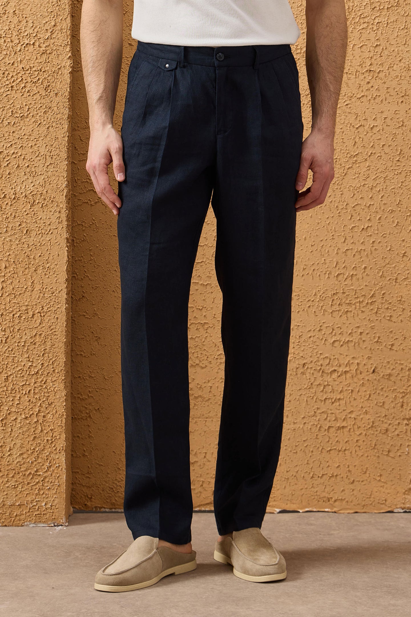 Pánské tmavě modré skládané kalhoty ze 100% lnu se stahovací šňůrkou, volný rovný střih