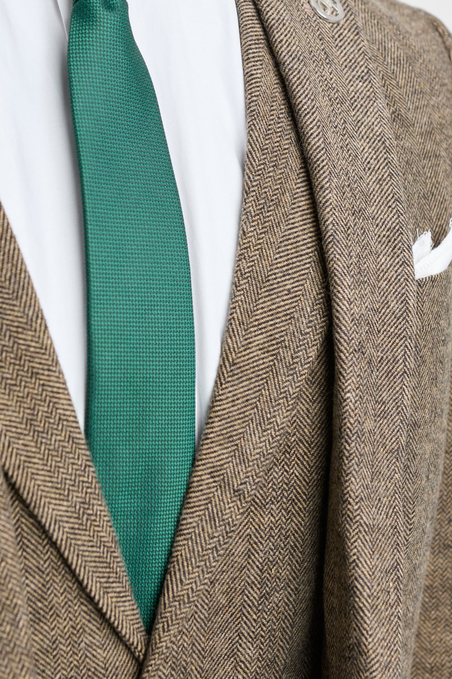 Dubovo-hnědý tvídový třídílný oblek s motivem rybí kosti