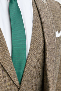 Dubovo-hnědý tvídový třídílný oblek s motivem rybí kosti