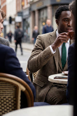 Dubovo-hnědý tvídový třídílný oblek s motivem rybí kosti