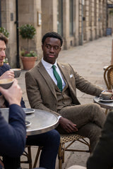 Dubovo-hnědý tvídový třídílný oblek s motivem rybí kosti