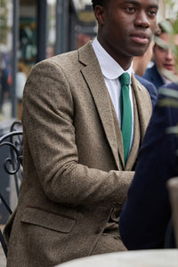 Dubovo-hnědý tvídový třídílný oblek s motivem rybí kosti