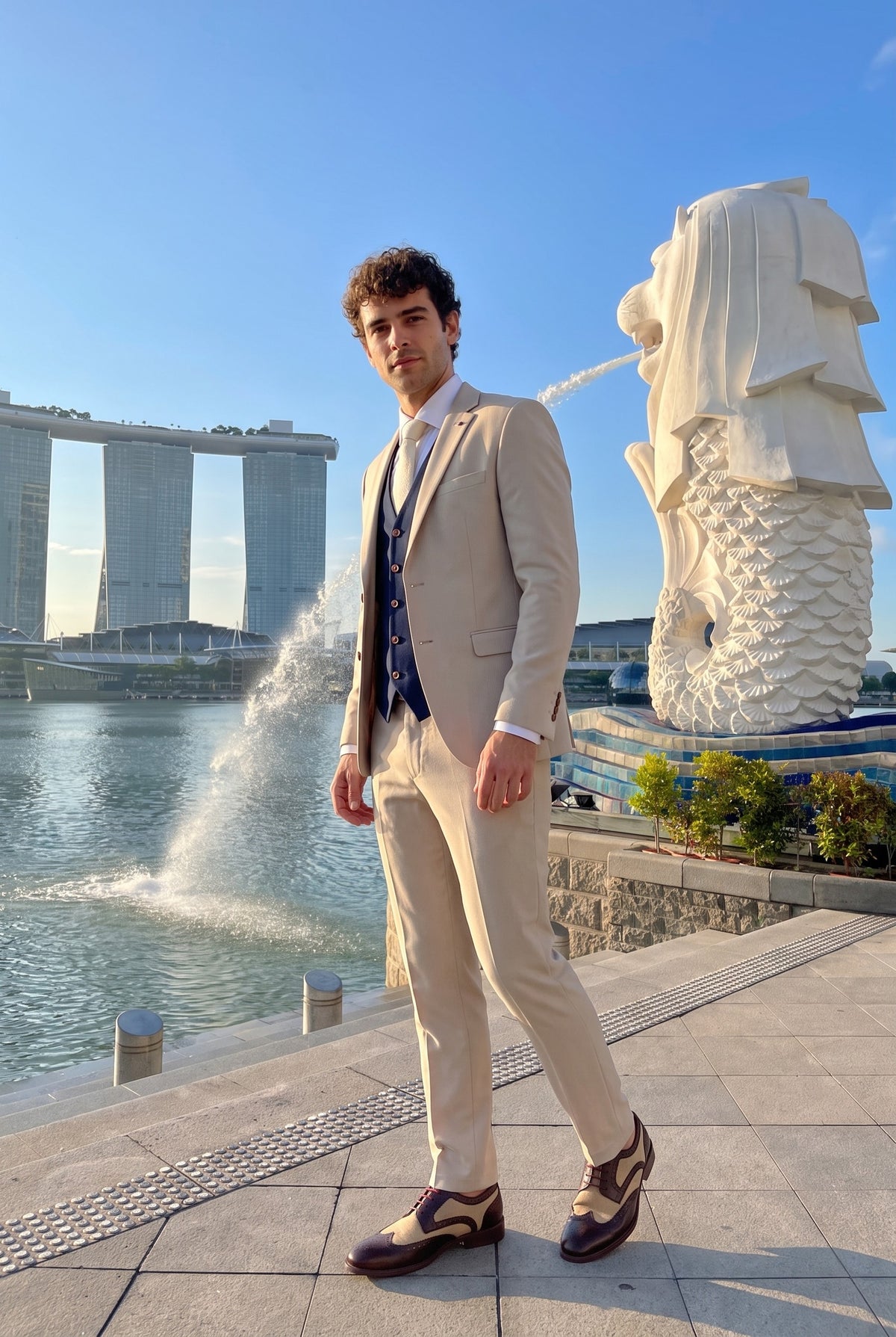 Look #1001 styled with Mayfair - Pánský třídílný krémový oblek s tmavě modrou vestou
