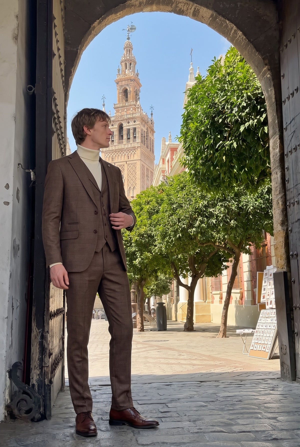 Look #1011 styled with Pánský krémový rolák, měkký pletený svetr z viskózové směsi s dlouhým rukávem
