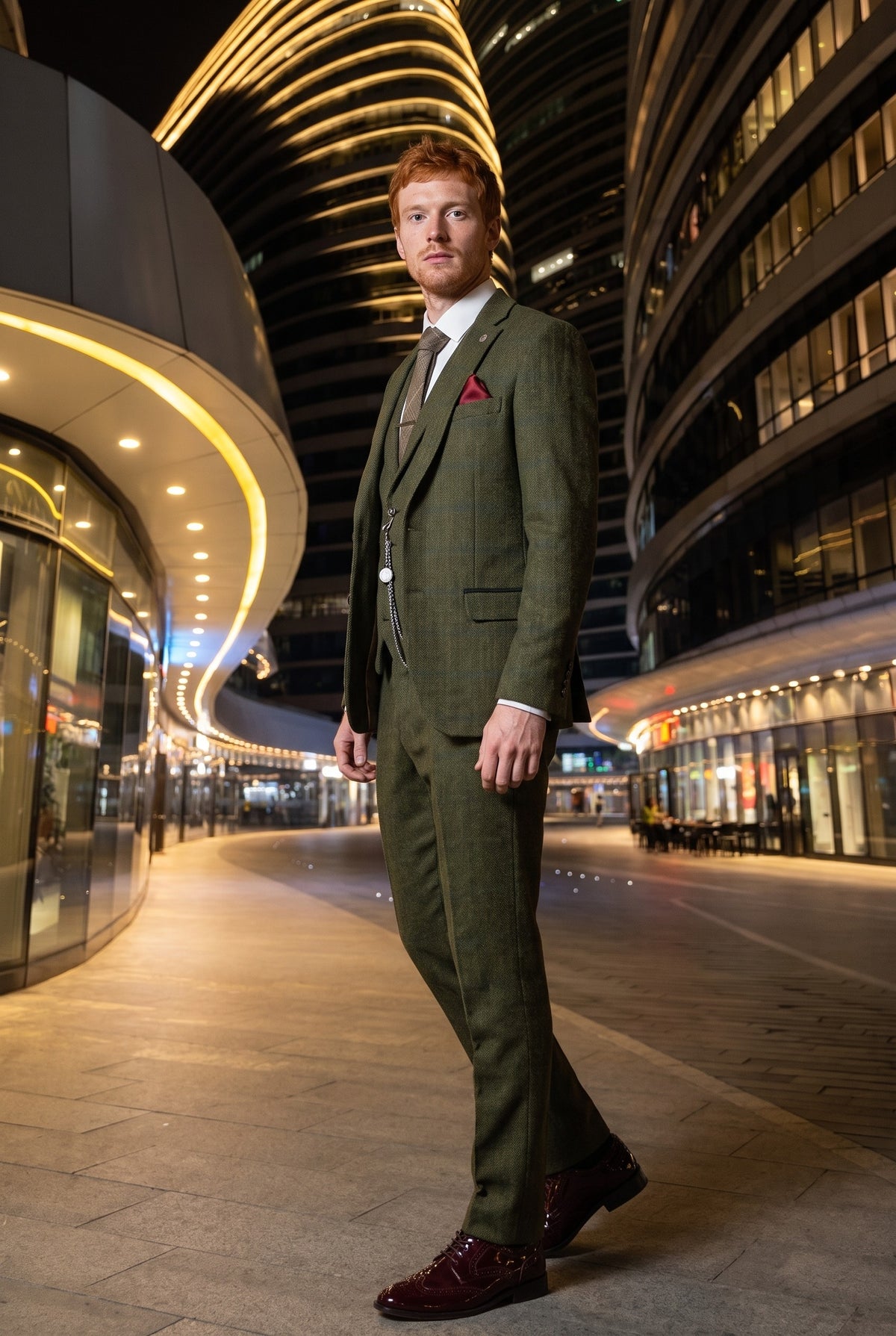 Look #708 styled with Pánský třídílný oblek z vlněného tvídu, zelený, modrý, hnědý, kostkovaný, Gatsby z 20. let