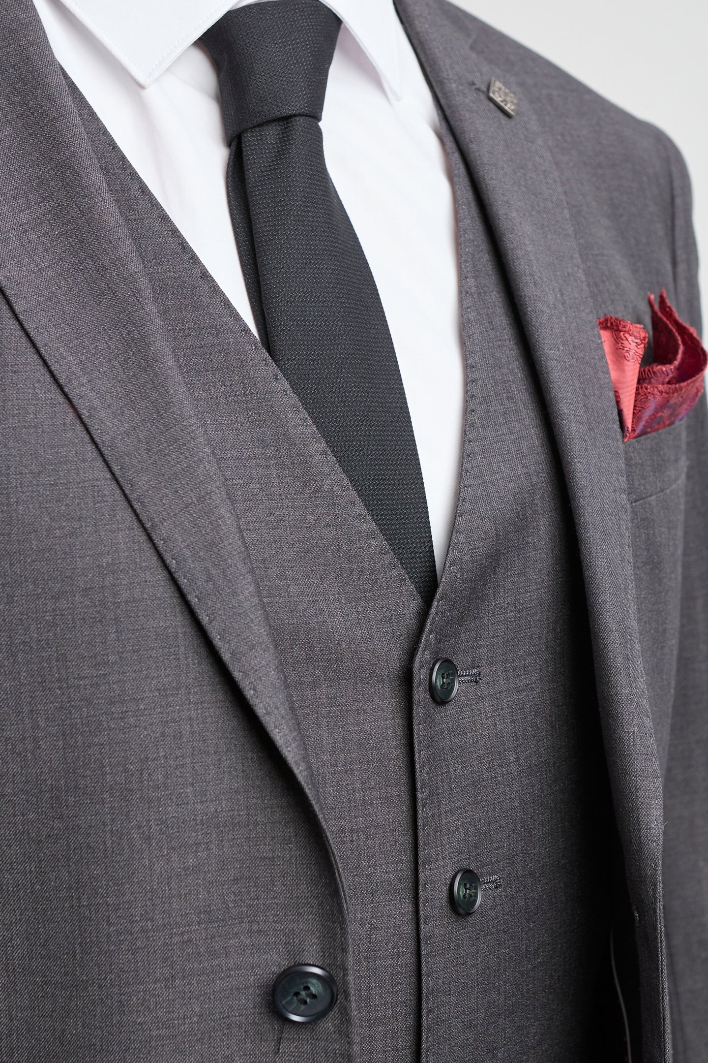 Pánský tmavě šedý uhlově šedý třídílný oblek s klasickým stehem, svatební, letní, maturitní, klasický