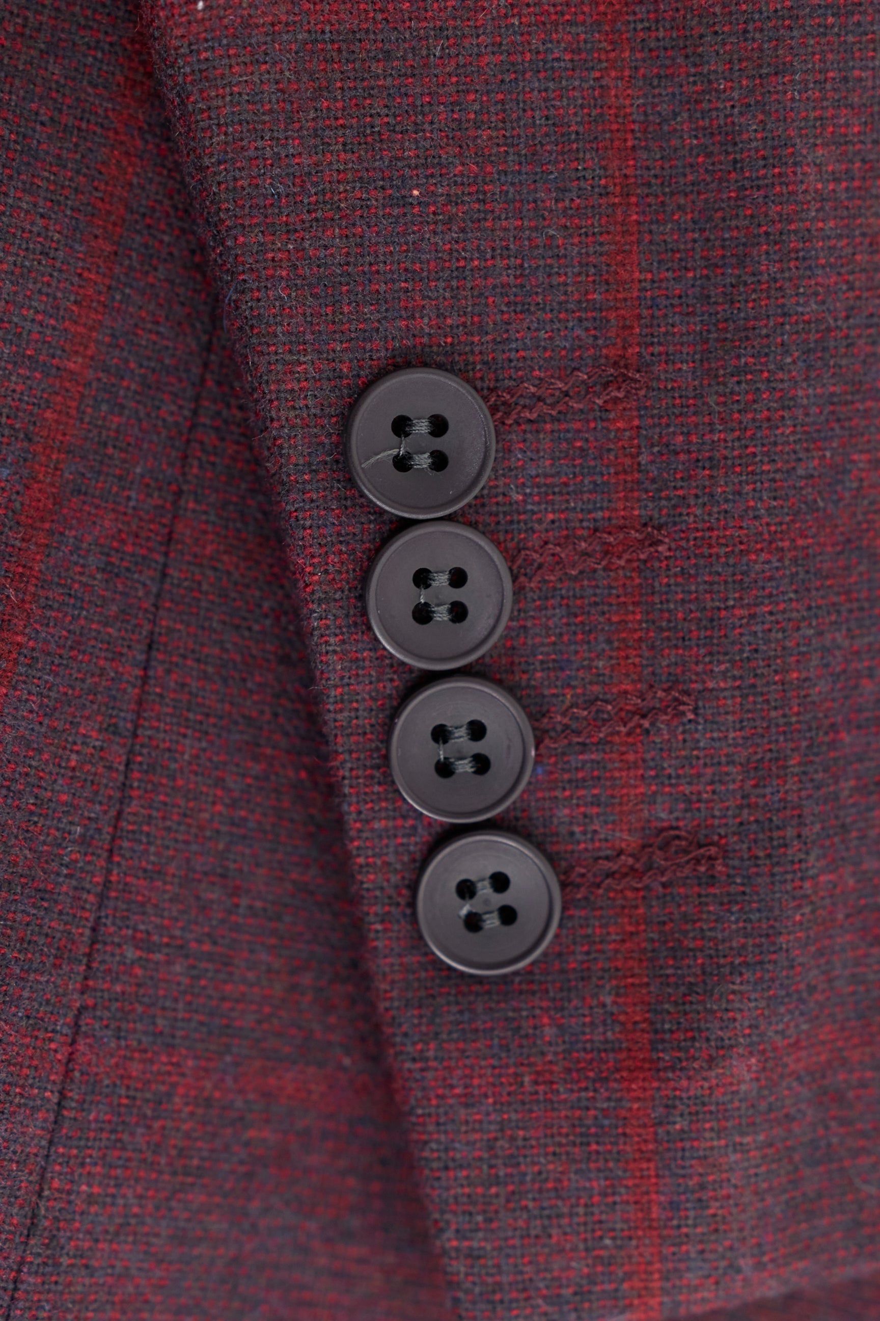 Pánský třídílný oblek z vlněného tvídu s švestkově vínovou kostkou a vzorem Gatsby z 20. let 20. století