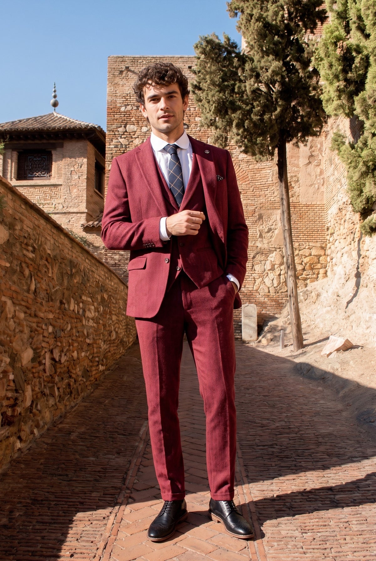 Look #181 styled with Pánský třídílný tvídový oblek s motivem rybí kosti v vínově červené barvě - STZ11