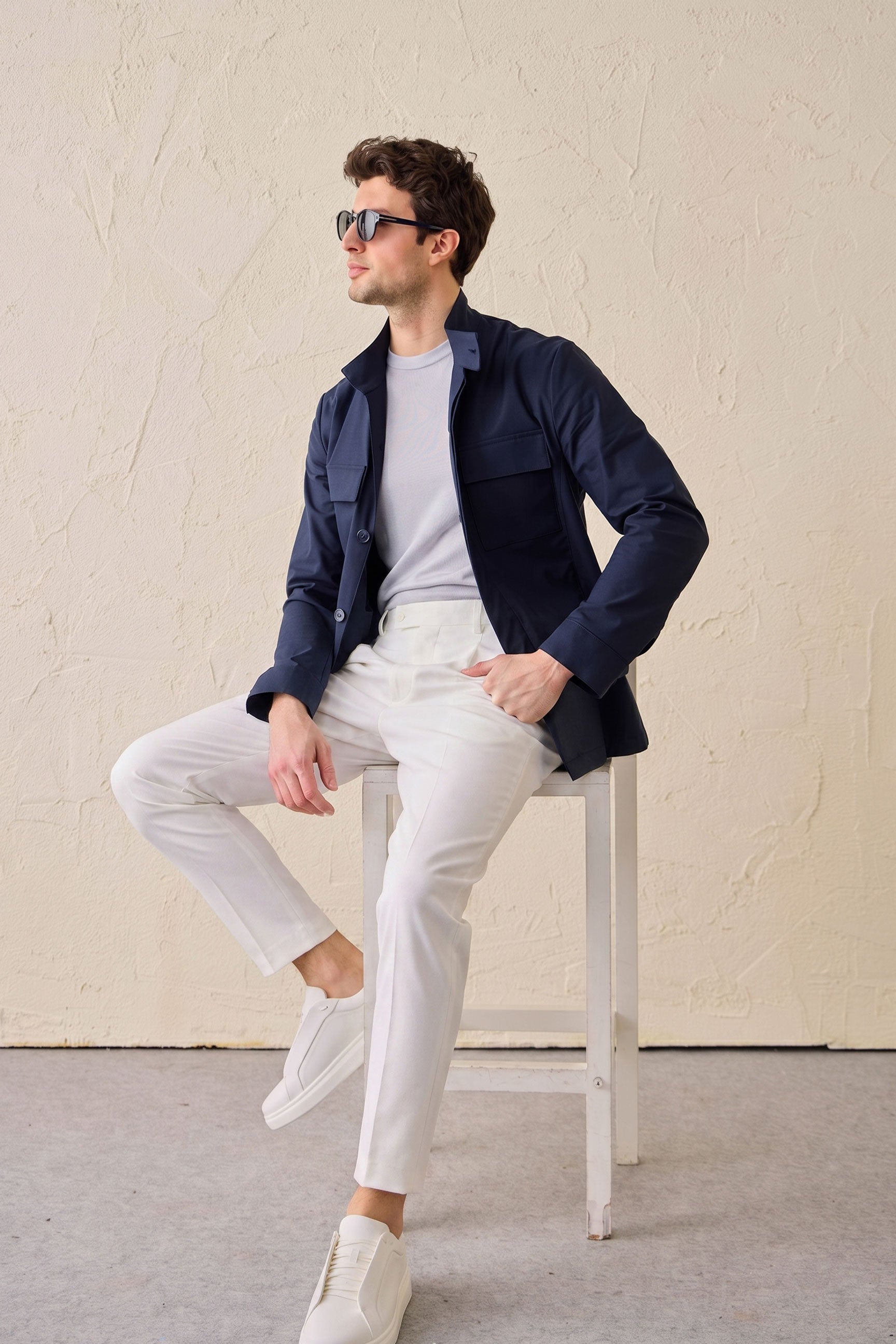 Pánská tmavě modrá safari bunda a bílé kalhoty v elegantním ležérním stylu z bavlněné směsi
