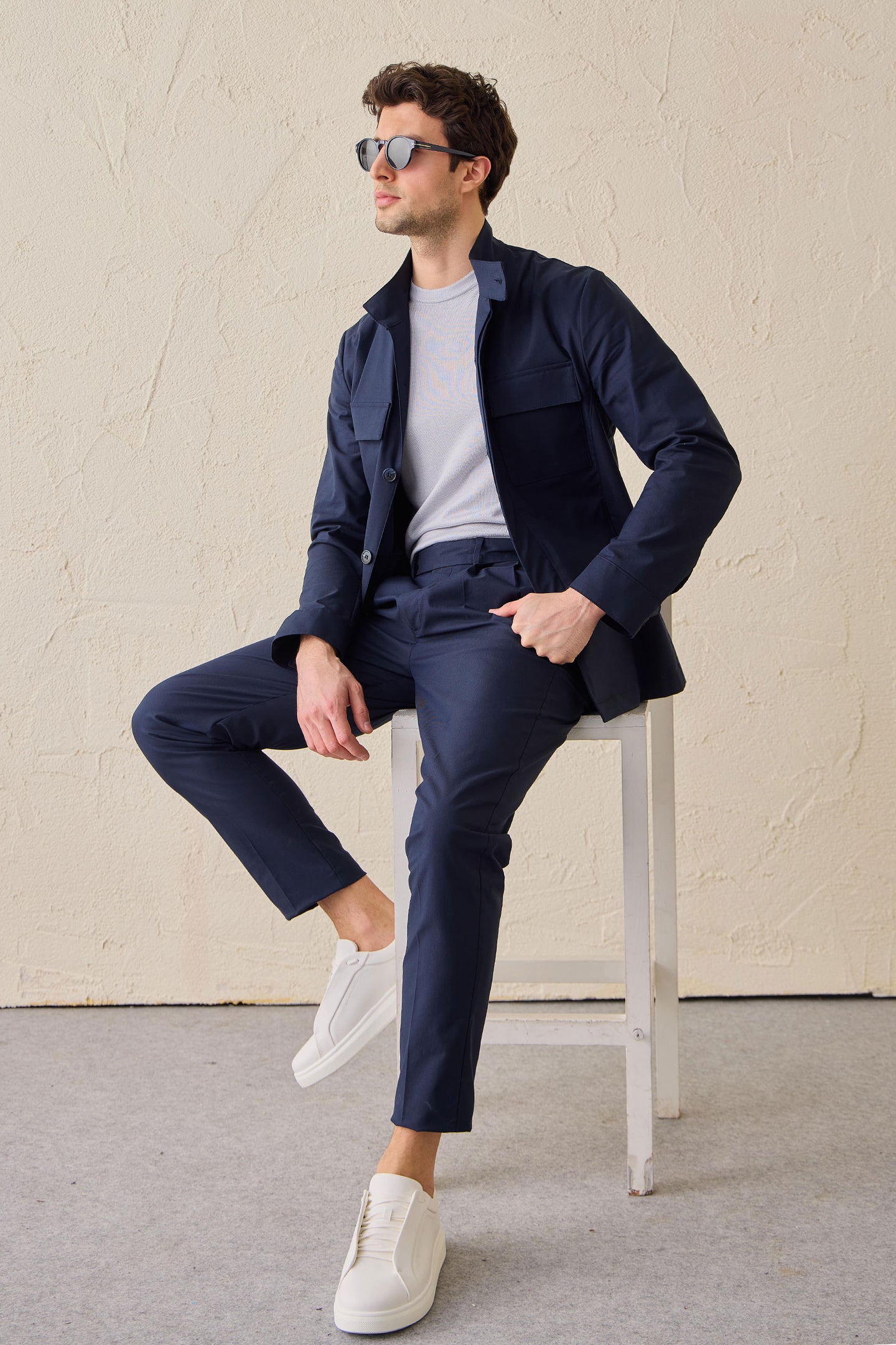 Tmavě modré skládané elegantní ležérní kalhoty pro muže, klasický střih
