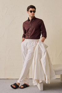 Pánský bílý elegantní ležérní dvoudílný oblek v safari stylu se stojáčkem a strečovým límcem