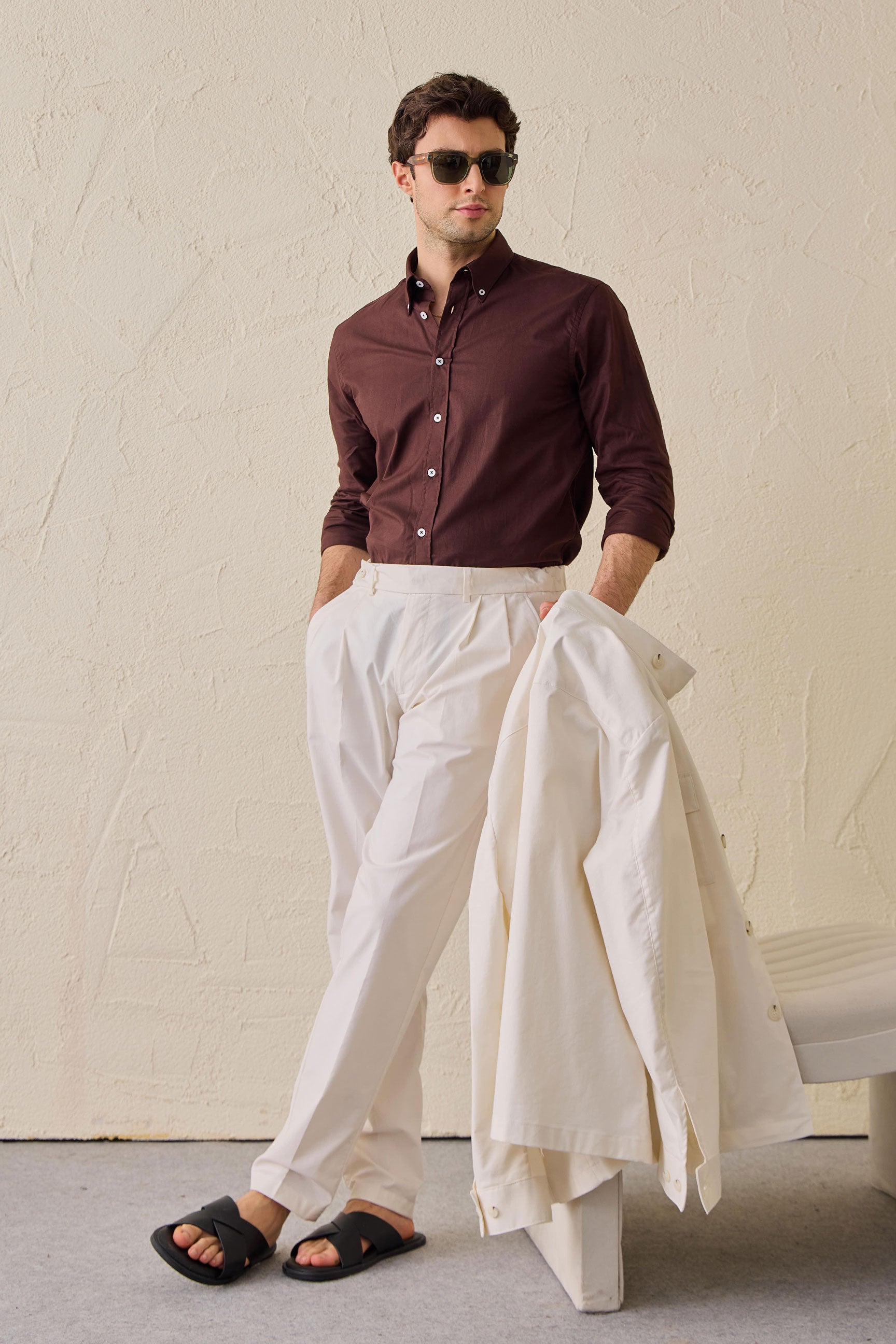 Pánský bílý elegantní ležérní dvoudílný oblek v safari stylu se stojáčkem a strečovým límcem