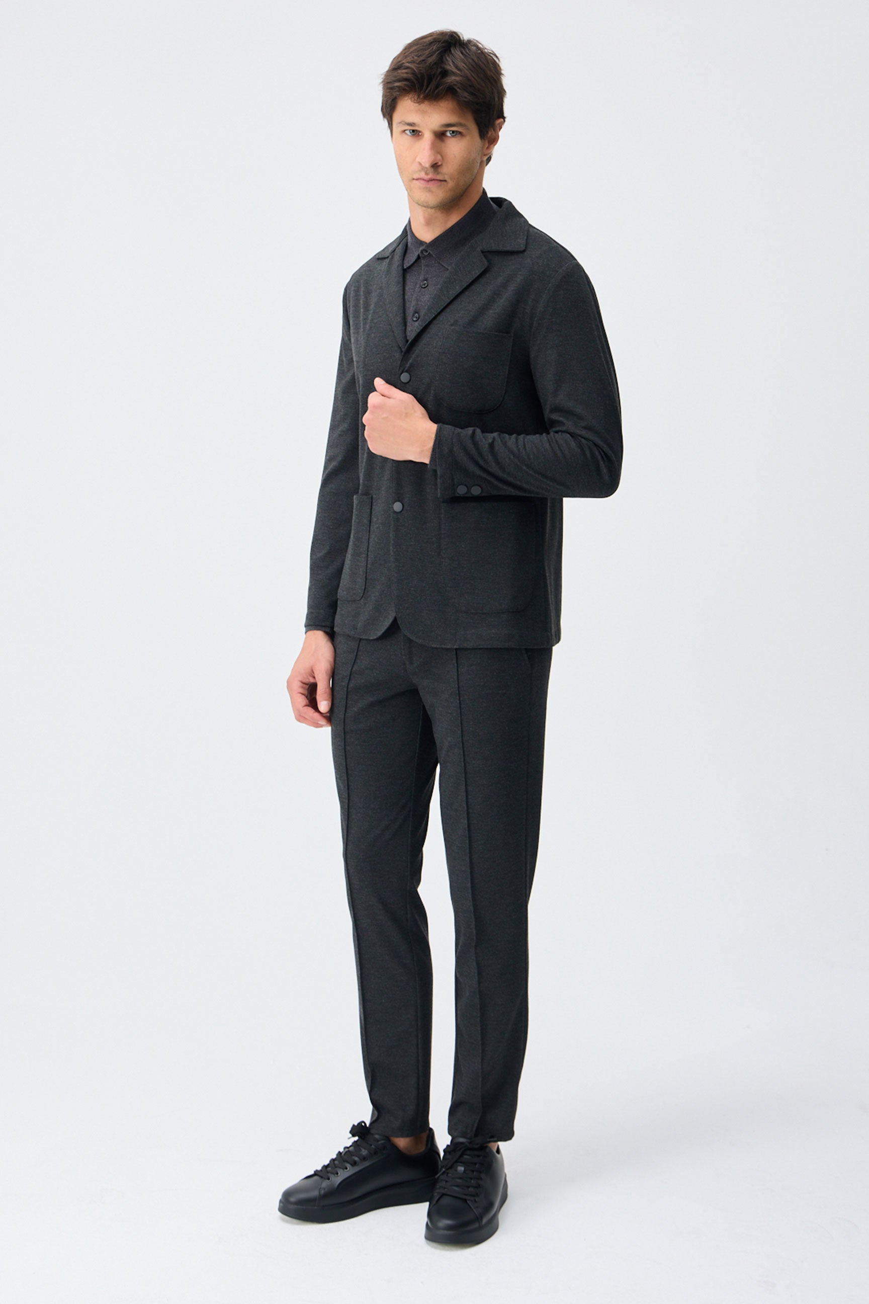 Pánský tmavě hnědý soupravový oblek, sako a kalhoty z měkkého žerzeje v elegantním ležérním stylu