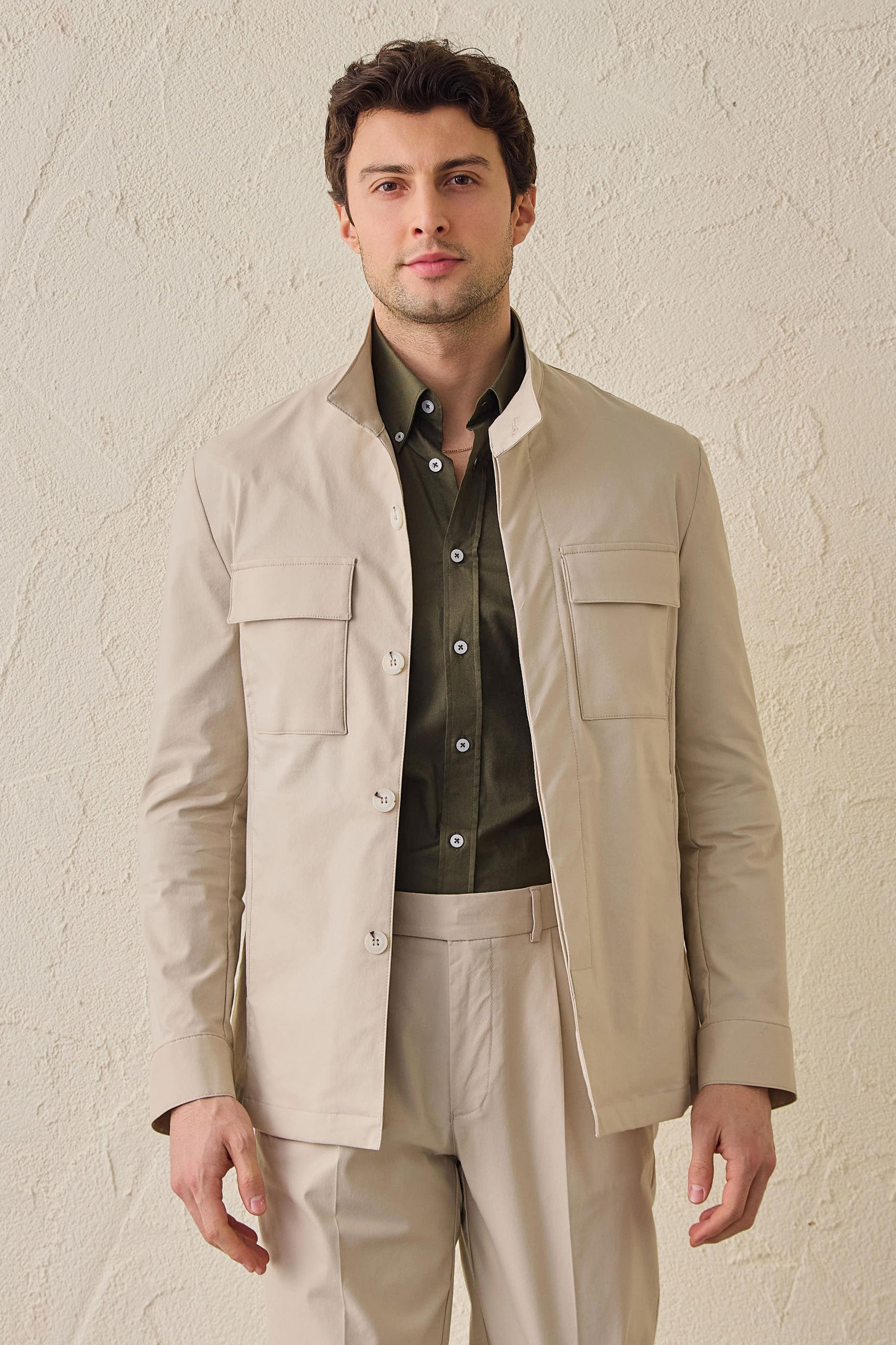Pánský béžový elegantní ležérní dvoudílný oblek v safari stylu se stojáčkem a strečovým límcem