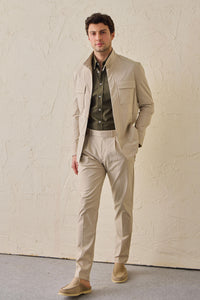 Pánský béžový elegantní ležérní dvoudílný oblek v safari stylu se stojáčkem a strečovým límcem