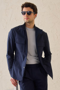 Pánský tmavě modrý elegantní ležérní dvoudílný oblek se stojáčkem v safari stylu, strečový set
