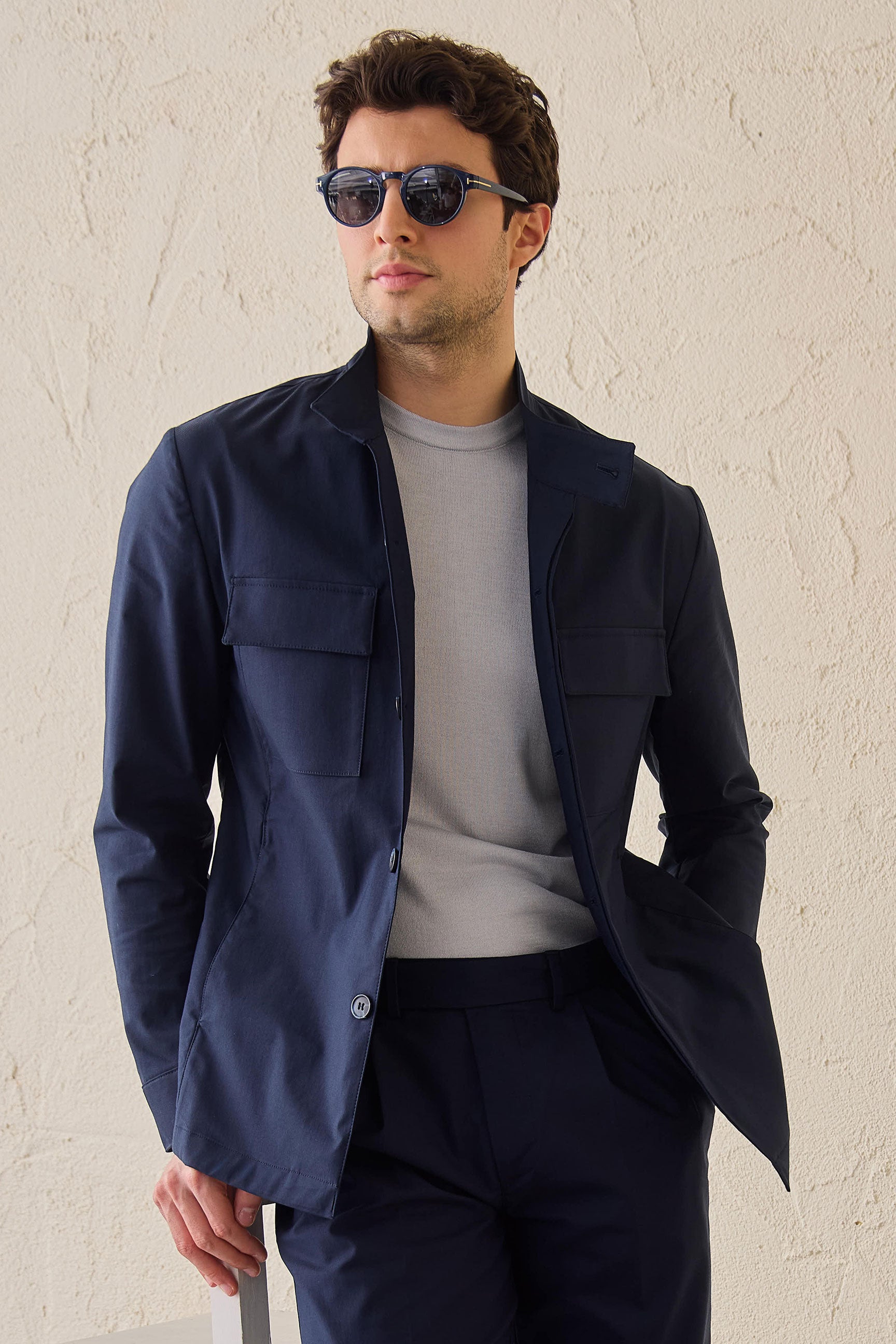 Pánský tmavě modrý elegantní ležérní dvoudílný oblek se stojáčkem v safari stylu, strečový set