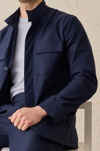 Pánský tmavě modrý elegantní ležérní dvoudílný oblek se stojáčkem v safari stylu, strečový set