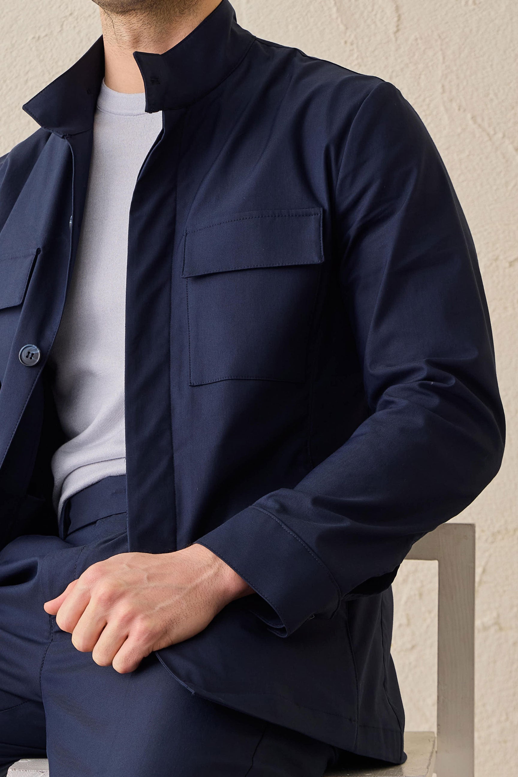Pánský tmavě modrý elegantní ležérní dvoudílný oblek se stojáčkem v safari stylu, strečový set
