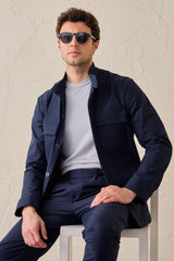 Pánský tmavě modrý elegantní ležérní dvoudílný oblek se stojáčkem v safari stylu, strečový set