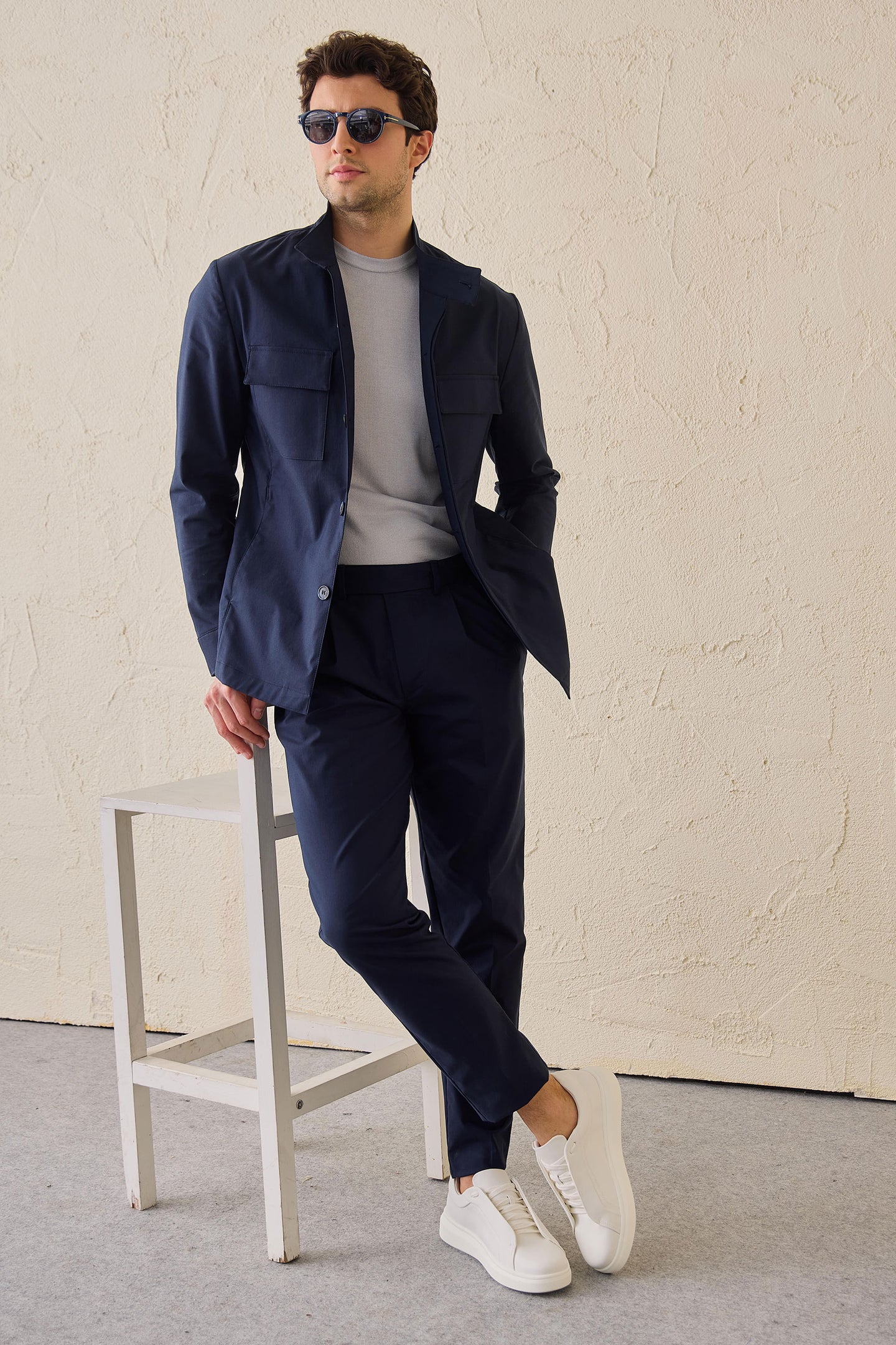 Pánský tmavě modrý elegantní ležérní dvoudílný oblek se stojáčkem v safari stylu, strečový set