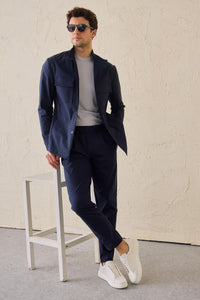 Pánský tmavě modrý elegantní ležérní dvoudílný oblek se stojáčkem v safari stylu, strečový set