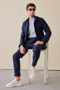 Pánský tmavě modrý elegantní ležérní dvoudílný oblek se stojáčkem v safari stylu, strečový set