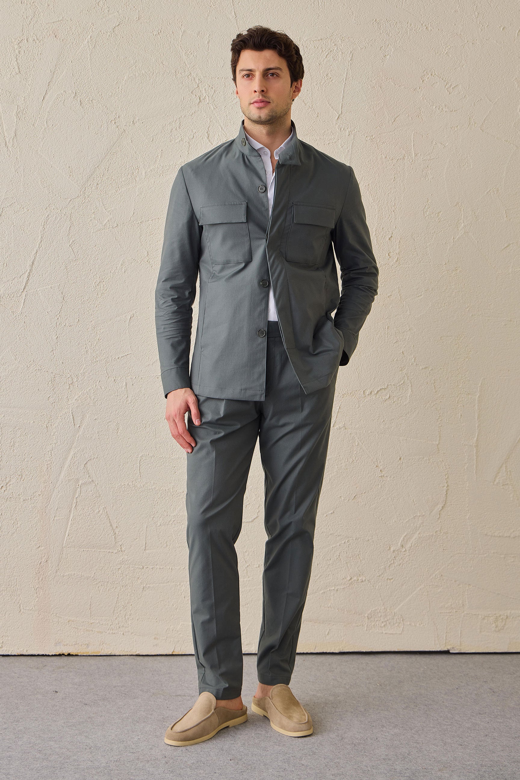 Pánský šalvějově zelený elegantní ležérní dvoudílný oblek v safari stylu se stojáčkem a strečovým límcem