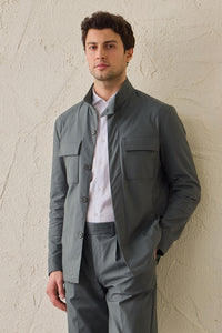 Pánský šalvějově zelený elegantní ležérní dvoudílný oblek v safari stylu se stojáčkem a strečovým límcem