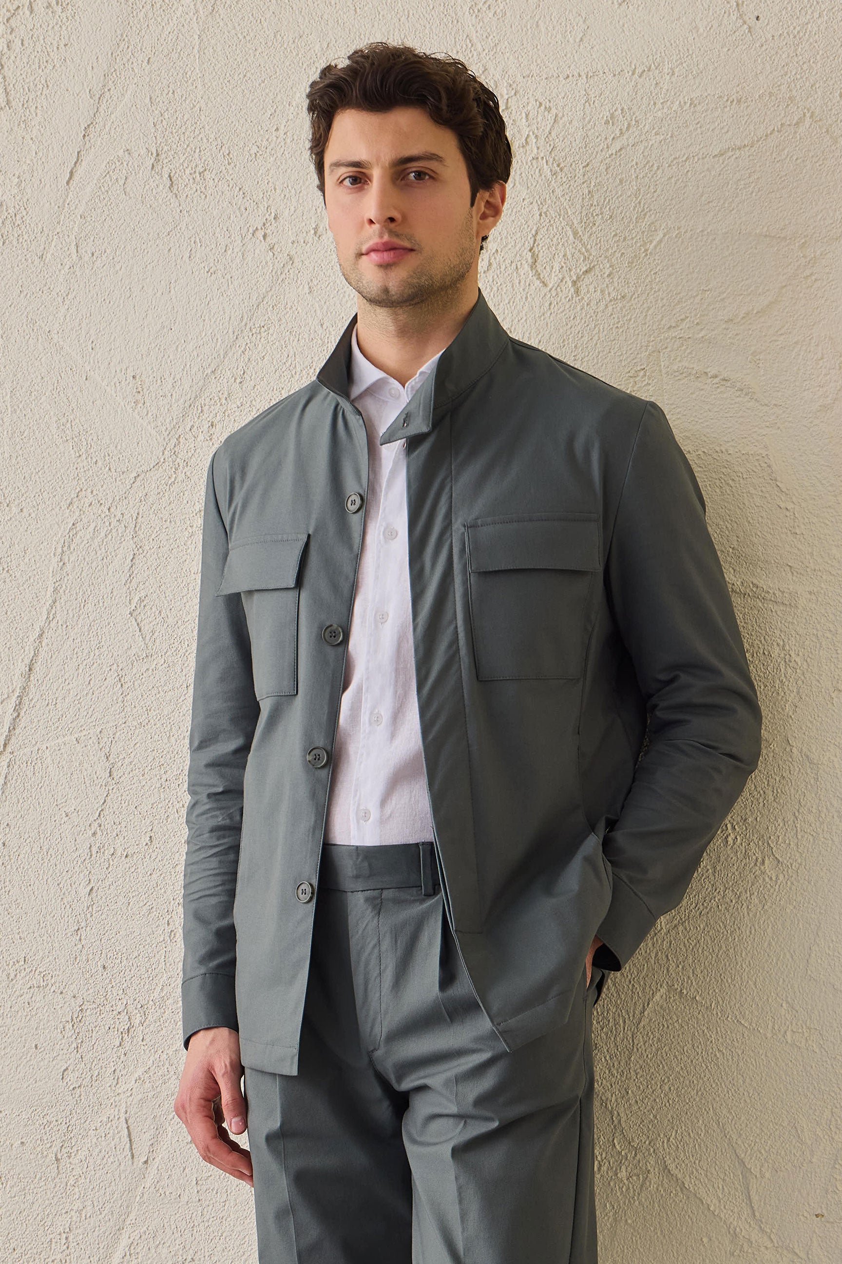 Pánský šalvějově zelený elegantní ležérní dvoudílný oblek v safari stylu se stojáčkem a strečovým límcem