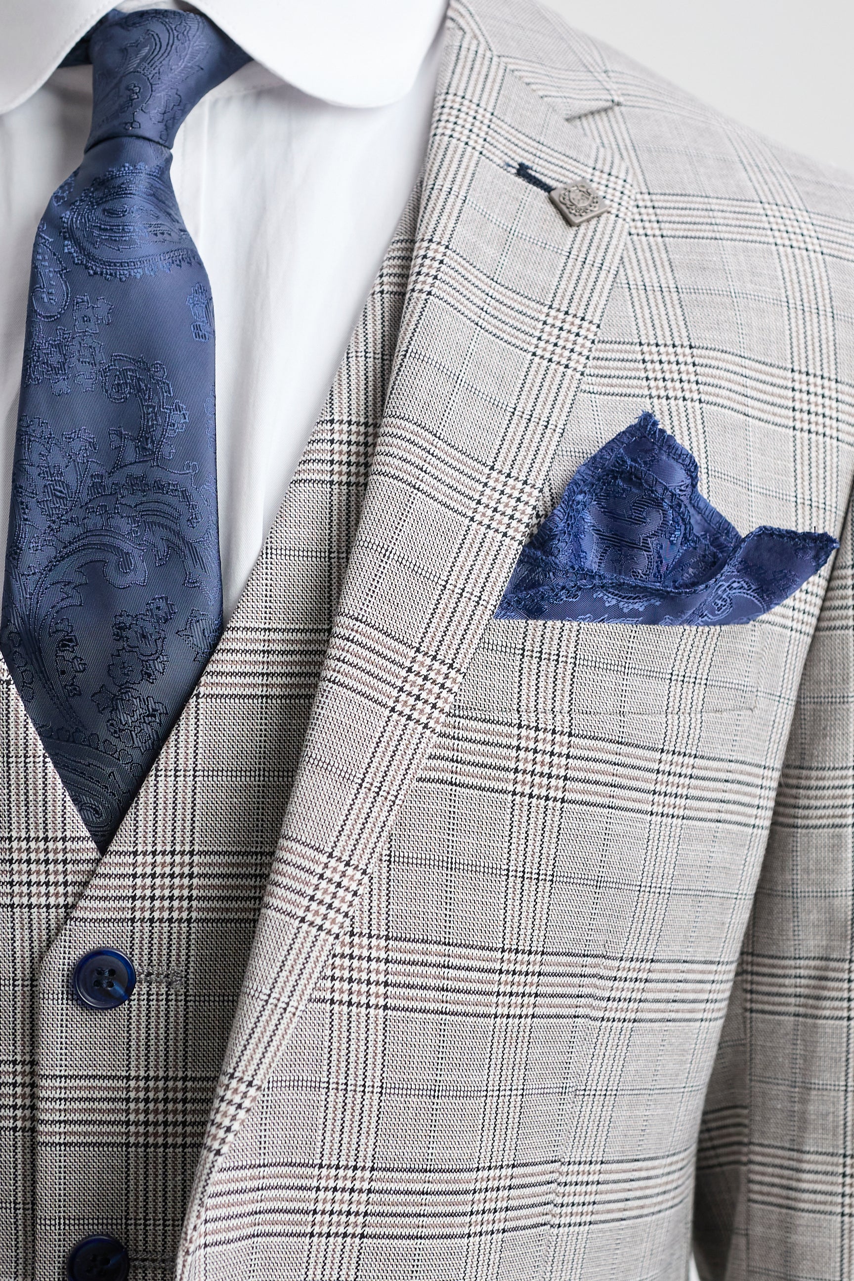 Pánský světle šedý třídílný oblek Hugo s tmavě modrým károvaným vzorem a sametovými lemováním