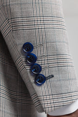 Pánský světle šedý třídílný oblek Hugo s tmavě modrým károvaným vzorem a sametovými lemováním