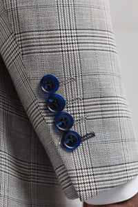 Pánský světle šedý třídílný oblek Hugo s tmavě modrým károvaným vzorem a sametovými lemováním