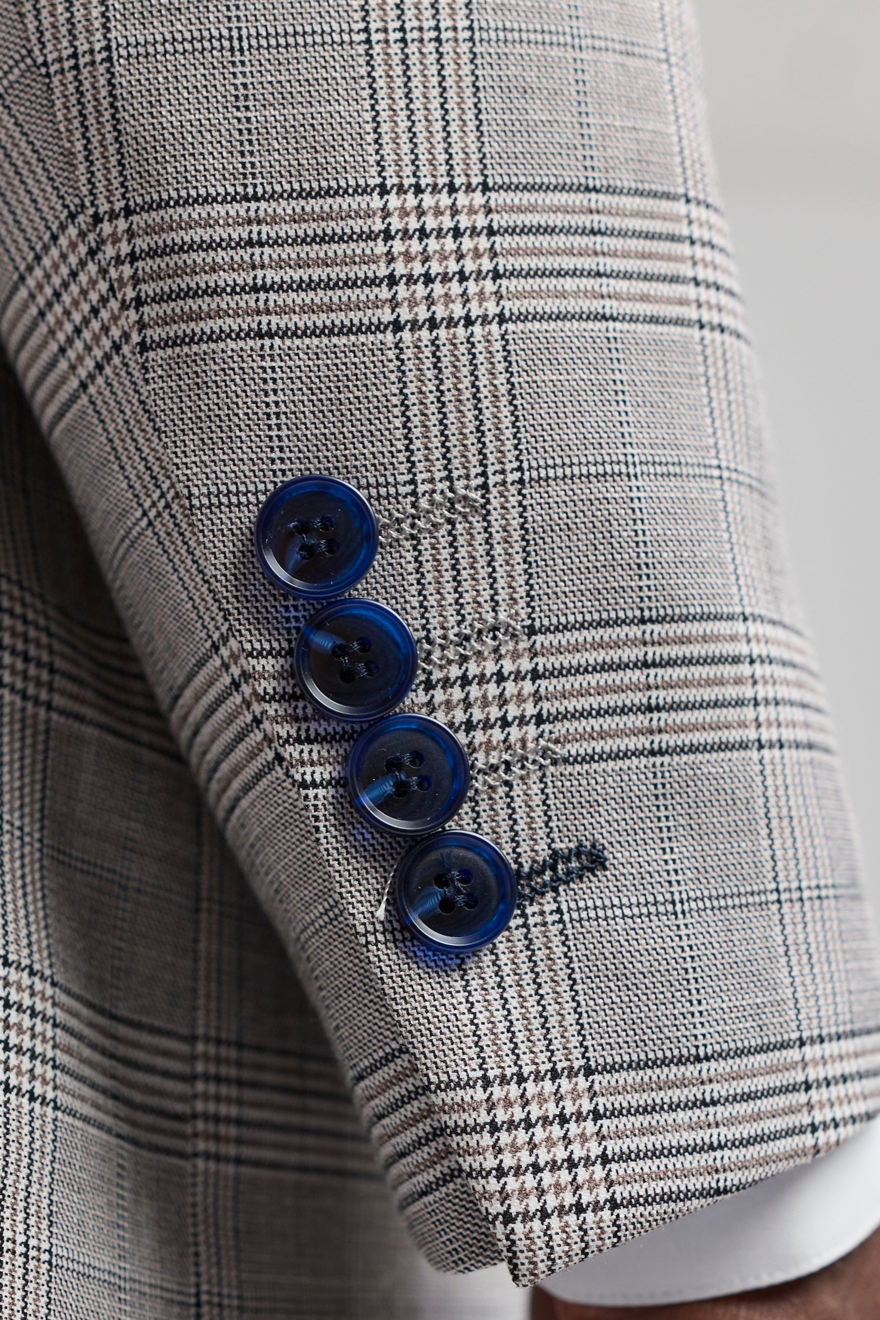 Pánský světle šedý třídílný oblek Hugo s tmavě modrým károvaným vzorem a sametovými lemováním