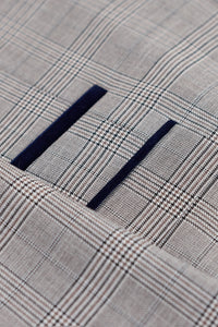 Pánský světle šedý třídílný oblek Hugo s tmavě modrým károvaným vzorem a sametovými lemováním