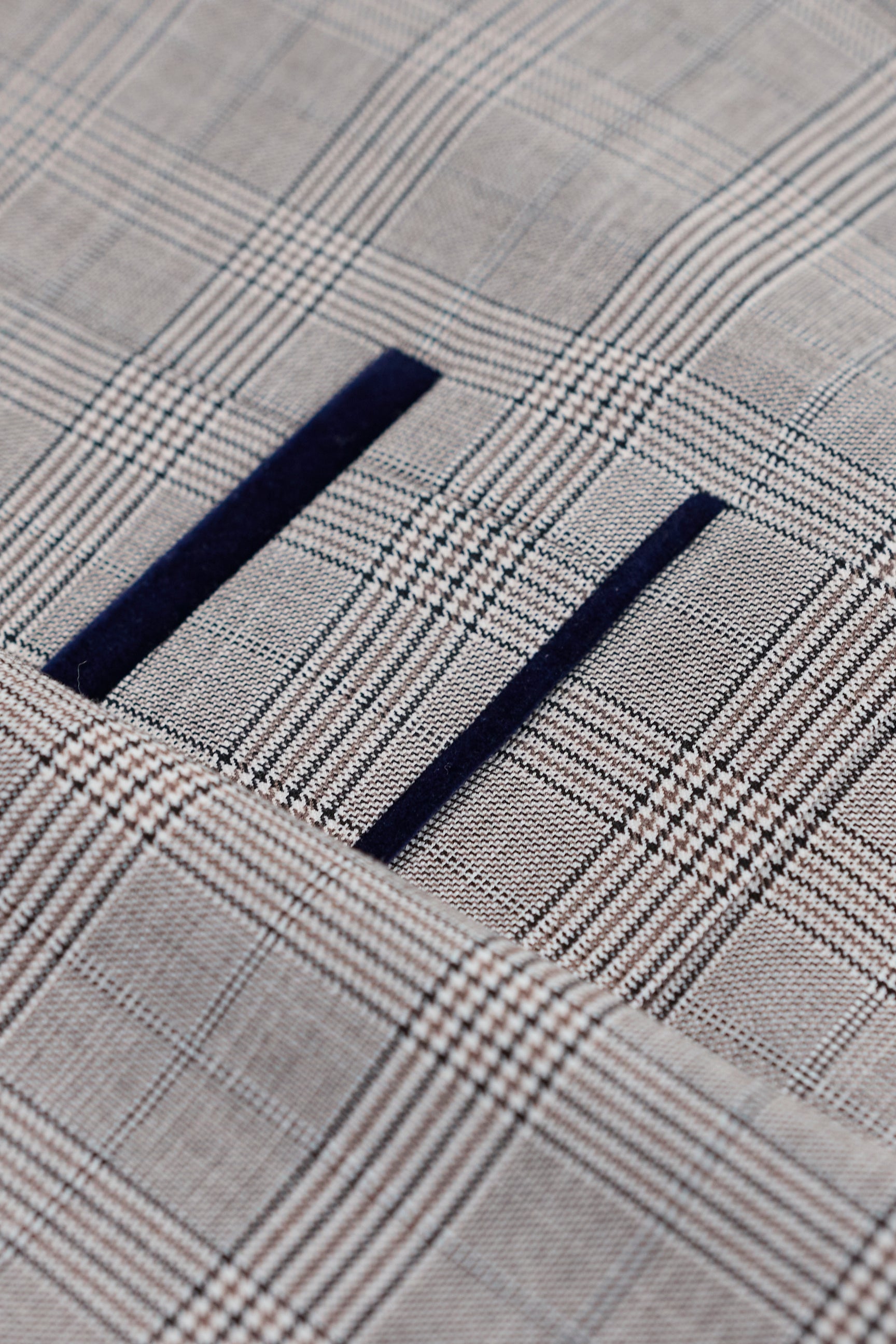 Pánský světle šedý třídílný oblek Hugo s tmavě modrým károvaným vzorem a sametovými lemováním