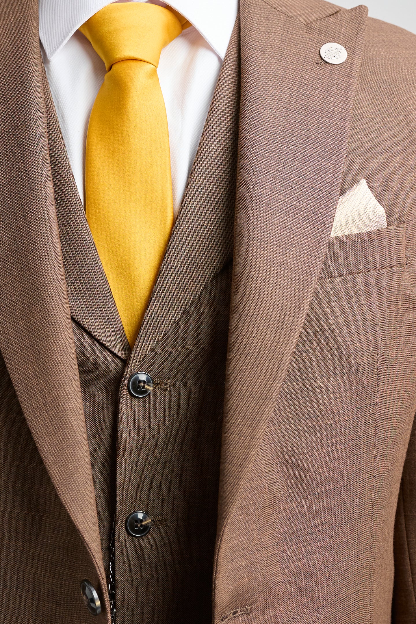 Pánský třídílný oblek James v hnědé barvě s klasickým střihem