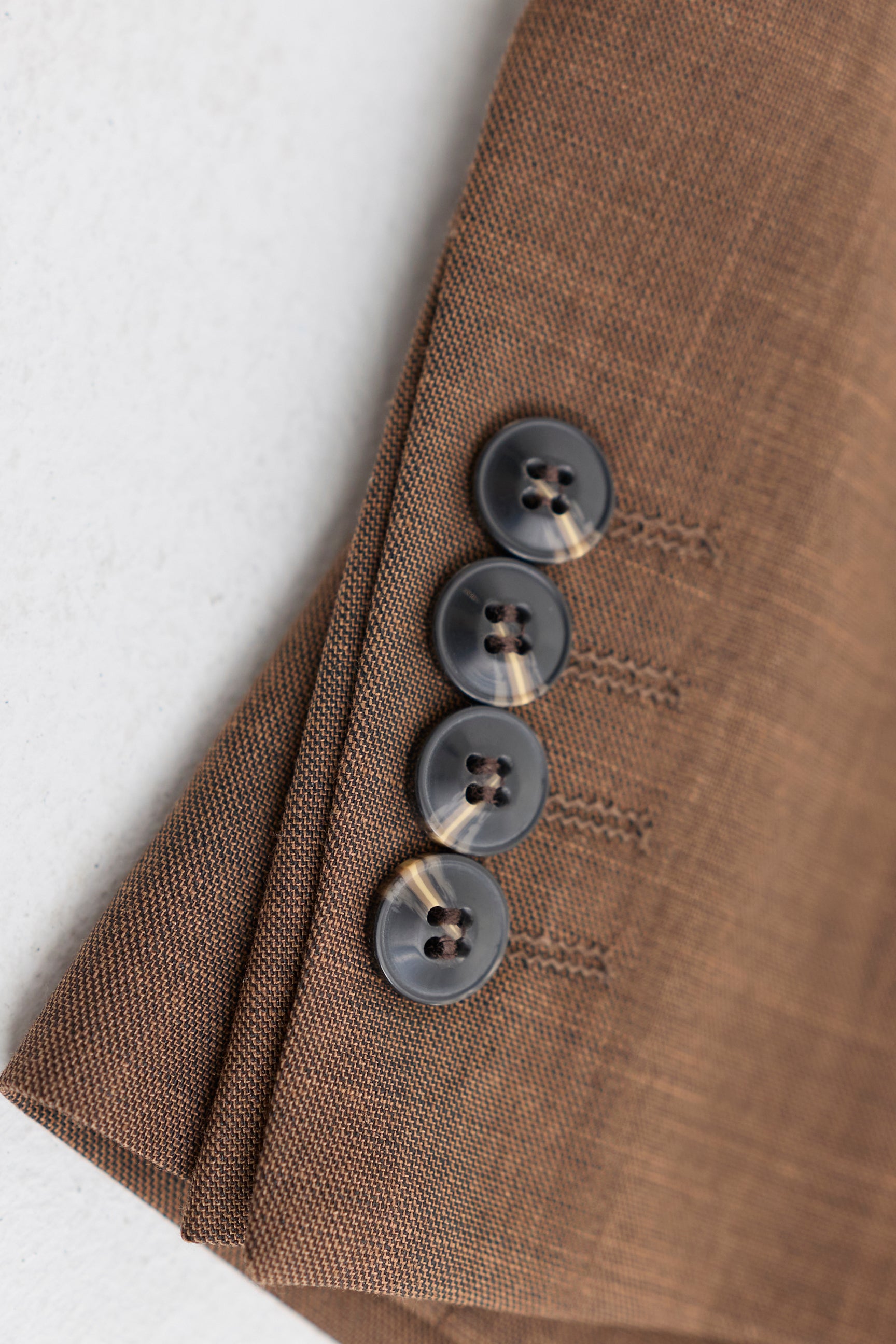 Pánský třídílný oblek James v hnědé barvě s klasickým střihem