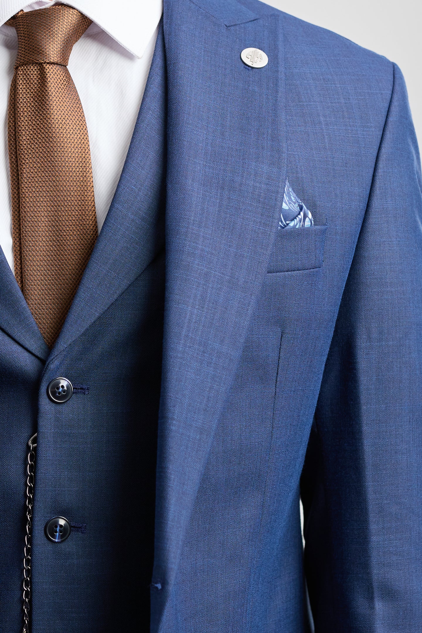 Pánský třídílný oblek James v tmavě modré barvě, padnoucí střih