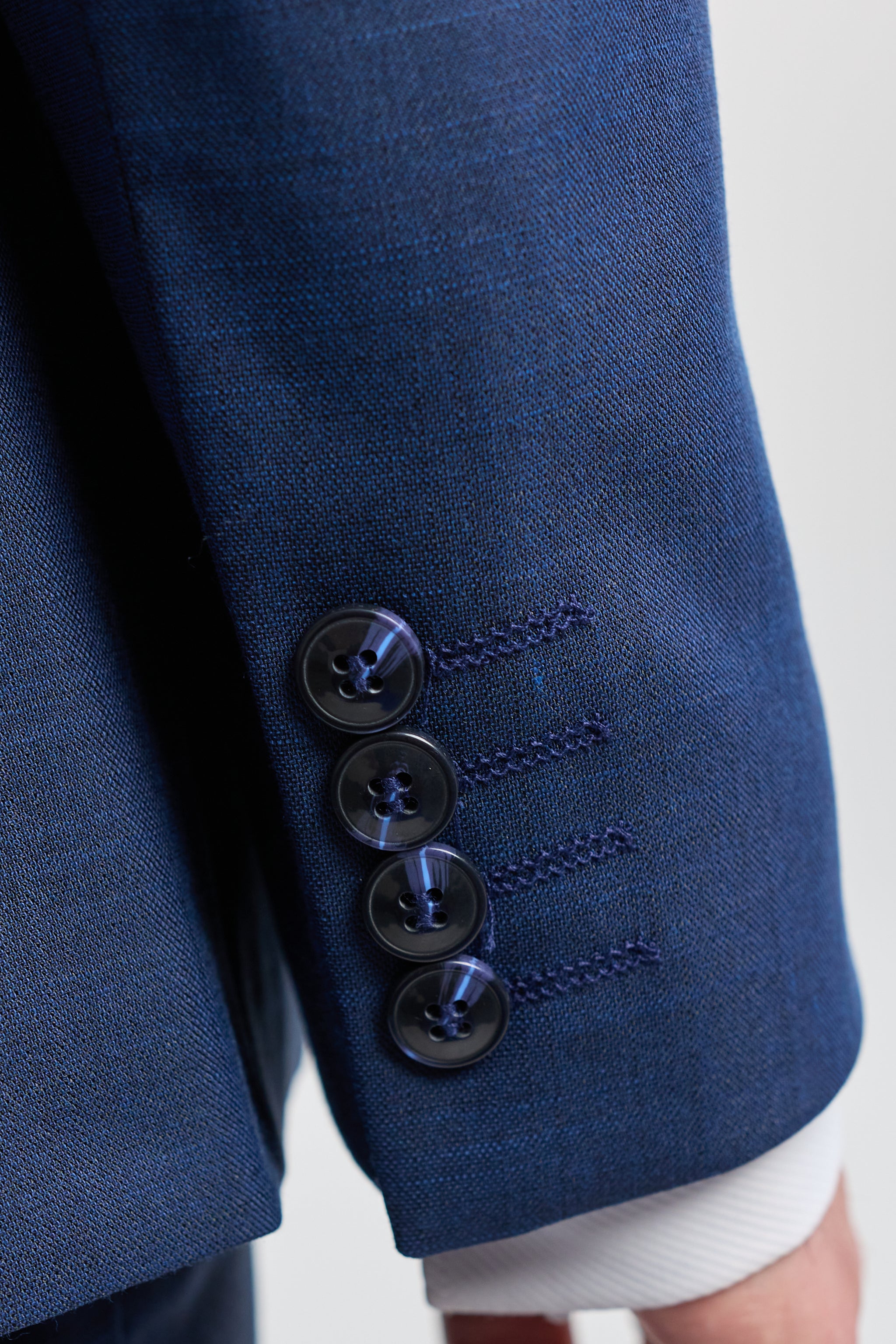 Pánský třídílný oblek James v tmavě modré barvě, padnoucí střih