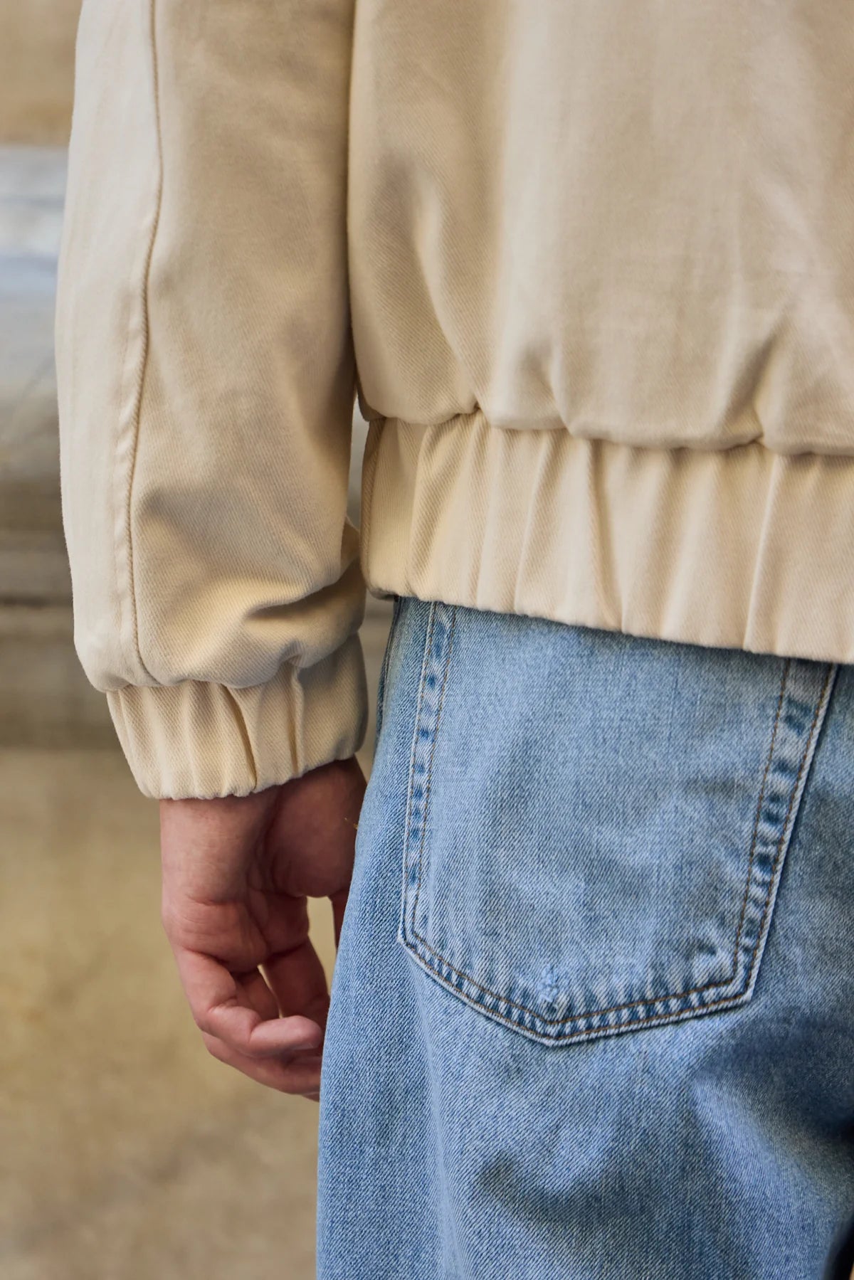 Pánská béžová lehká prošívaná bomber bunda na zip