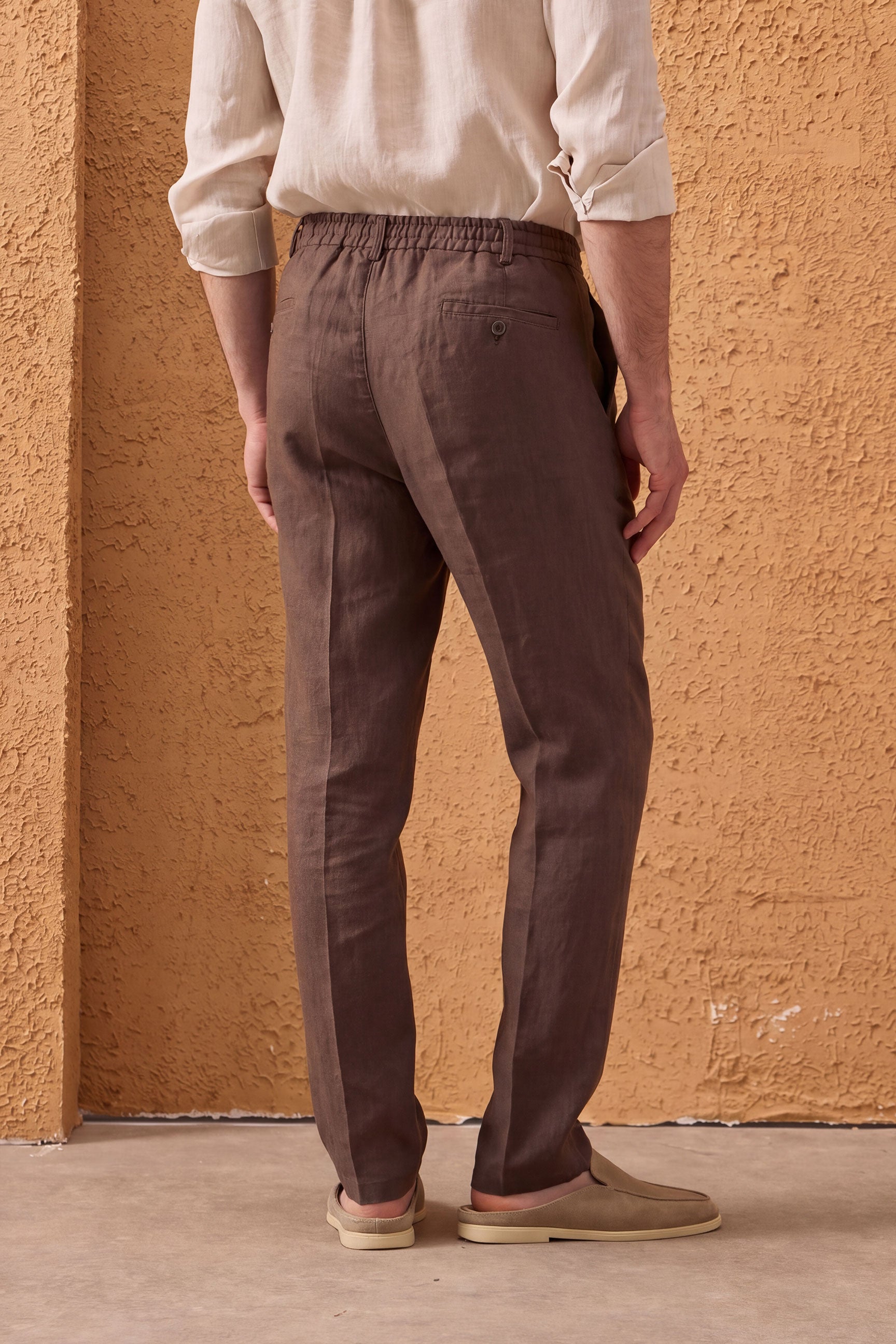 Pánská béžová lněná bunda na zip a hnědé kalhoty - elegantní ležérní letní outfit