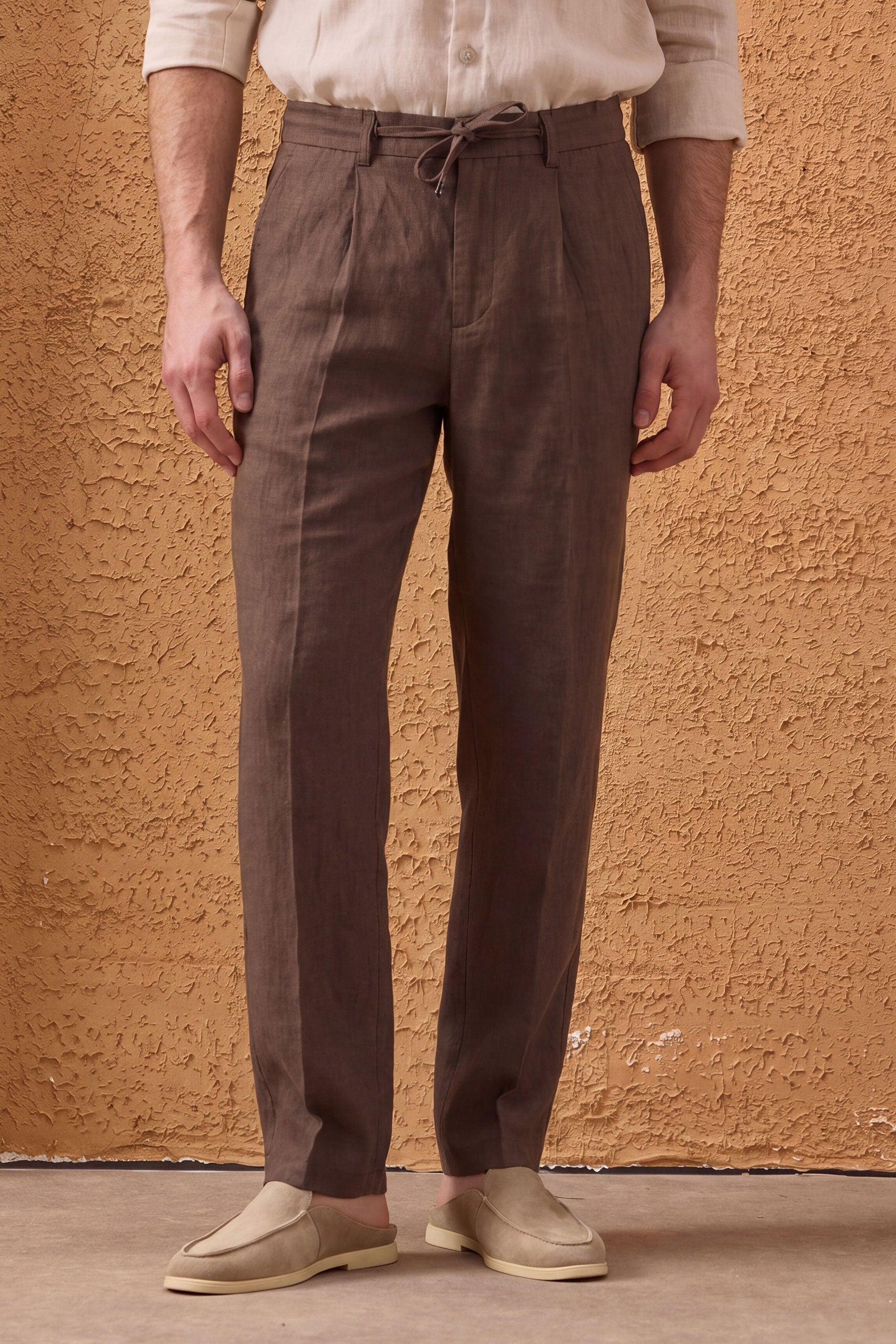 Pánská letní souprava z černé lněné bundy na zip a hnědých kalhot, elegantní ležérní outfit
