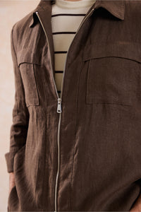 Pánská hnědá lněná bunda na zip a béžové kalhoty - elegantní ležérní letní outfit