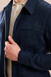 Pánská tmavě modrá lněná bunda na zip a béžové kalhoty - elegantní ležérní letní outfit